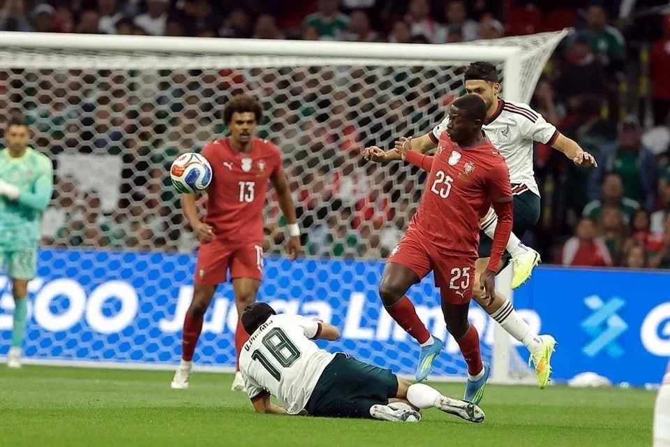 Un mal ensayo del Mundial tuvo la Selección Mexicana, ya que un sector de la afición le dio la espalda y coreó oles a favor de Portugal