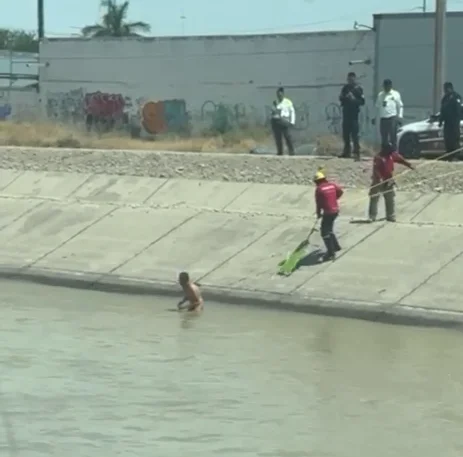 Hombre es asegurado por autoridades y vecinos tras ingresar desnudo a un canal de riego en Gómez Palacio, alterando el orden público.