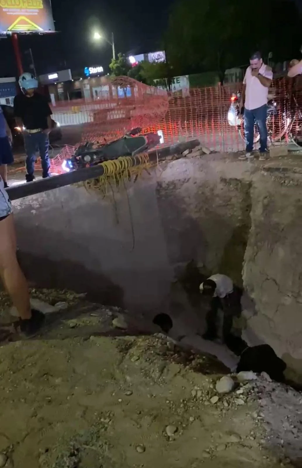 Dos jóvenes en moto sufren graves lesiones tras caer en excavación de obra vial en Torreón por exceso de velocidad.