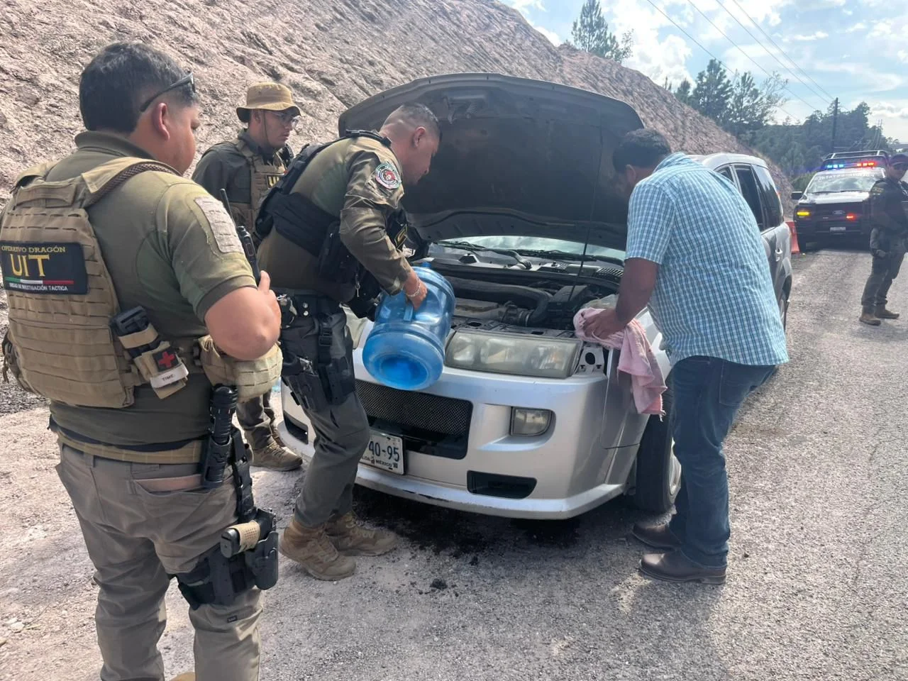 Policía Estatal auxilia a turistas con fallas mecánicas en la carretera Durango-Mazatlán durante operativo vacacional.