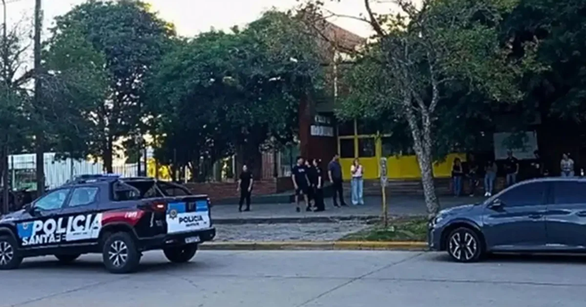 Un estudiante de 13 años murió y al menos ocho personas resultaron heridas en un tiroteo, cuando un alumno de 15 años abrió fuego con ⁠una escopeta