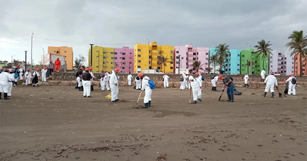 Mientras autoridades aseguran que las playas están listas para recibir a más de 3 millones de visitantes, el crudo sigue apareciendo en Veracruz