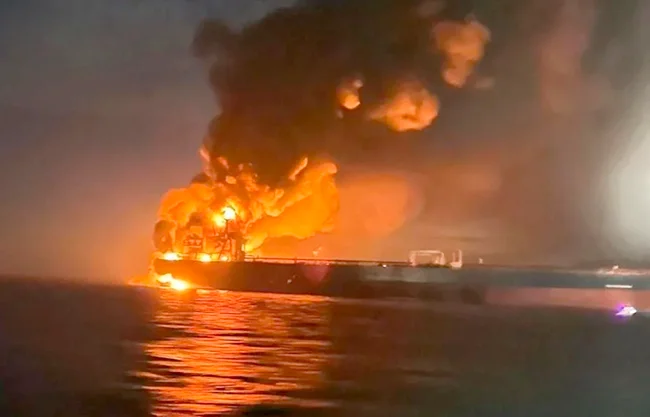 Irán atacó con drones un superpetrolero con bandera kuwaití completamente cargado en la zona de fondeo del puerto de Dubai, dañando el casco y provocando un incendio a bordo