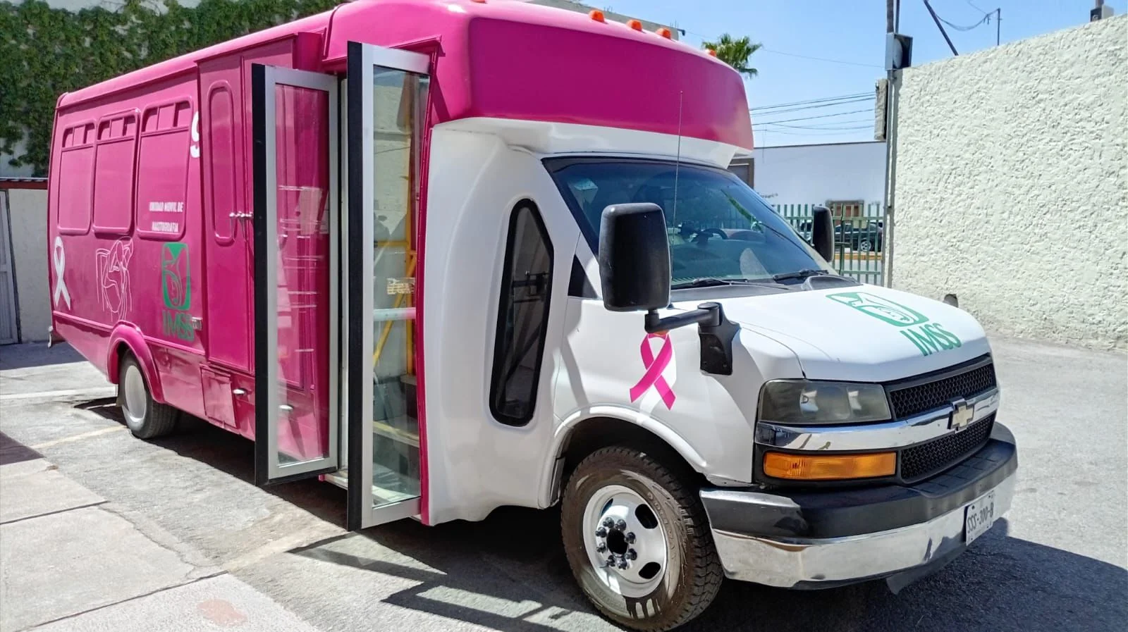 El IMSS en Coahuila despliega mastógrafos móviles durante abril para exámenes gratuitos de detección temprana de cáncer de mama en mujeres mayores de 40 años.
