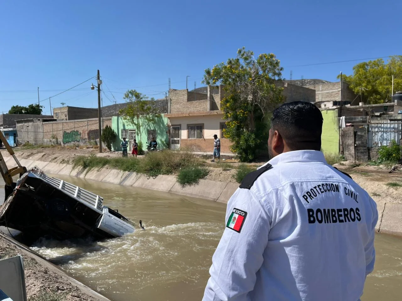 Camioneta cae a canal en Lerdo; extraen vehículo y tanque de gas sin reportar heridos. Operativo de rescate con grúa y retroexcavadora.