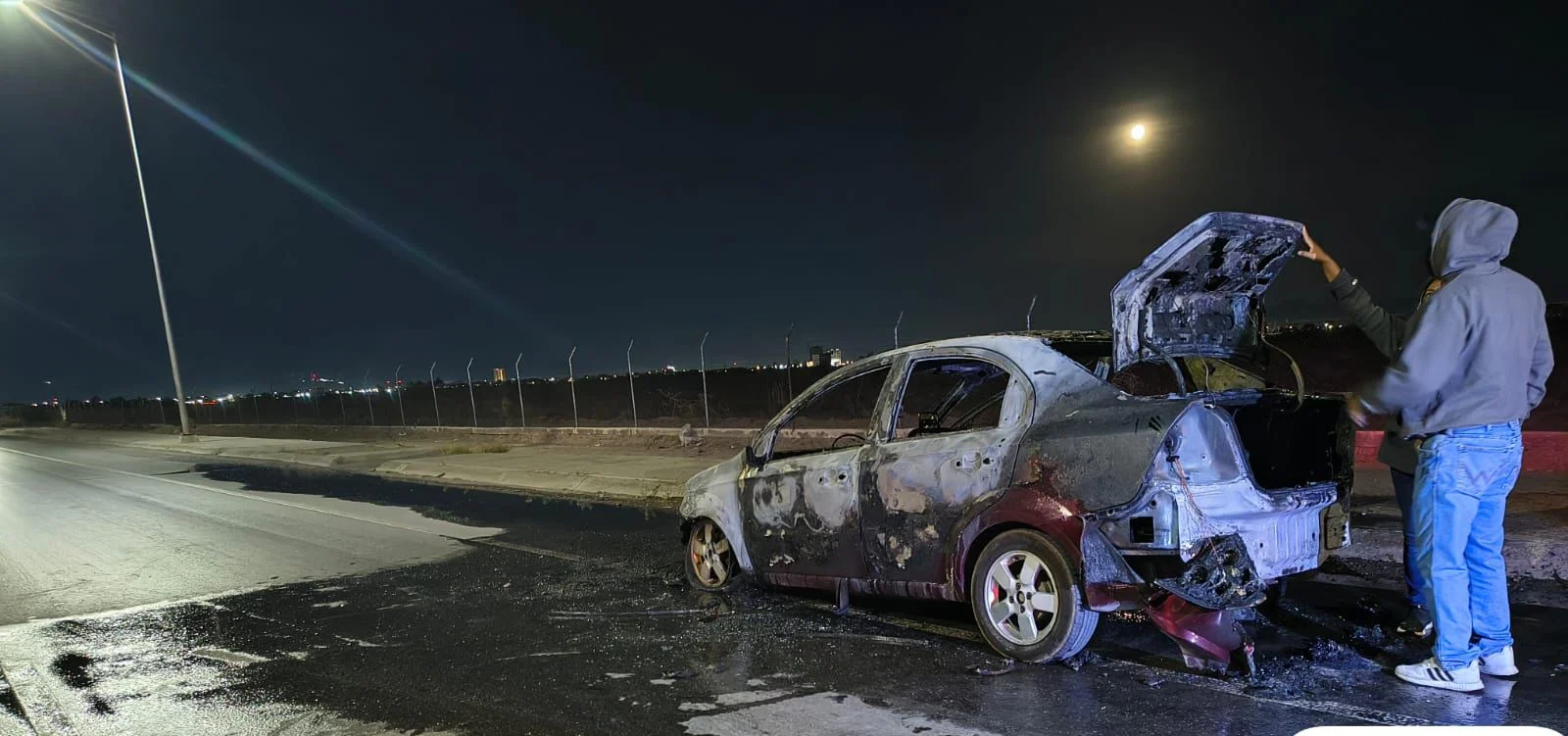 Incendio consume automóvil en carretera Torreón-San Pedro; conductor logra salir ileso tras sofocar bomberos las llamas.