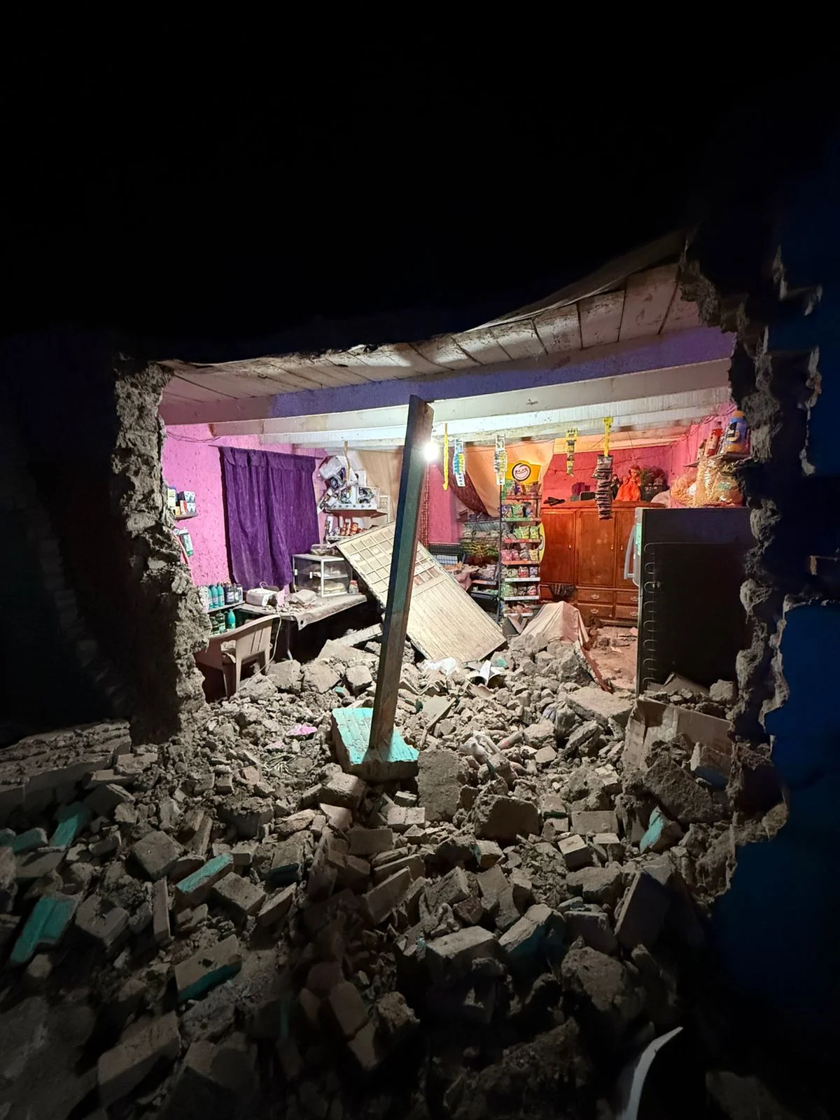 Accidente vial derrumba techo de tienda en San Pedro, Coahuila; no hay heridos. Bomberos y Protección Civil aseguran la zona tras el impacto.