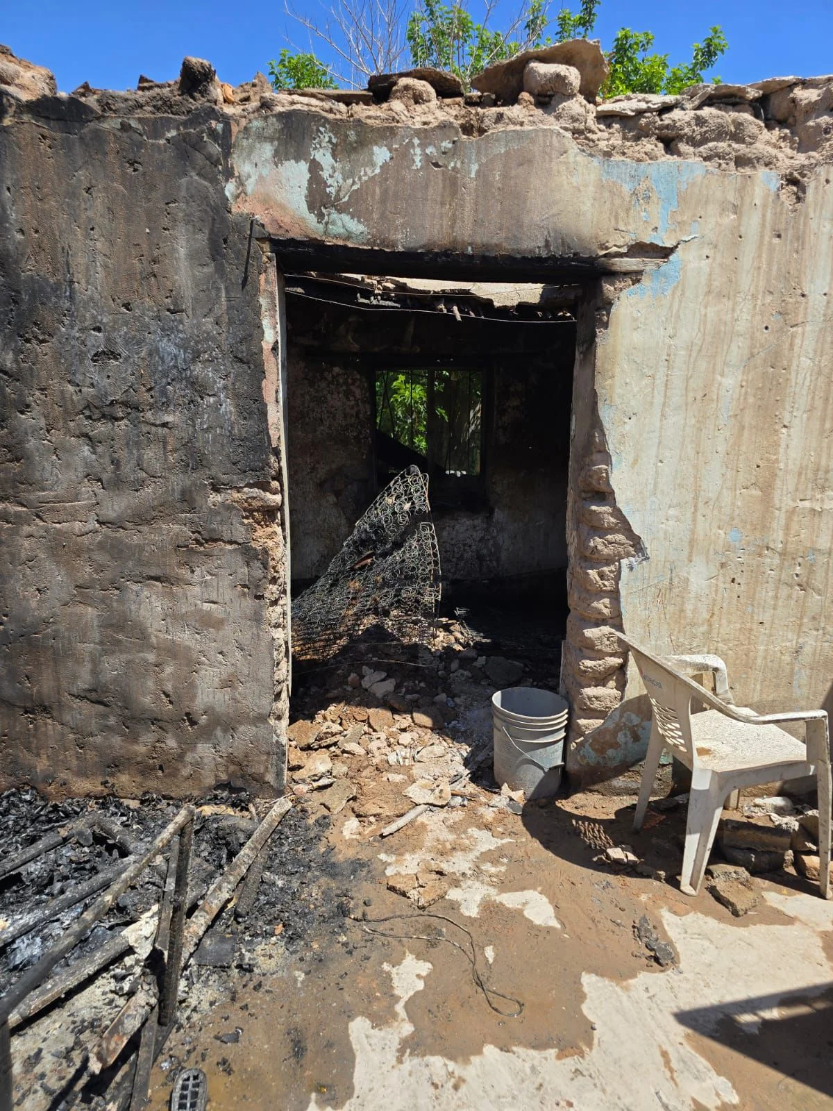 Menor de 4 años fallece y un adulto resulta intoxicado tras un incendio en una vivienda de Gómez Palacio. Las causas del siniestro son investigadas.