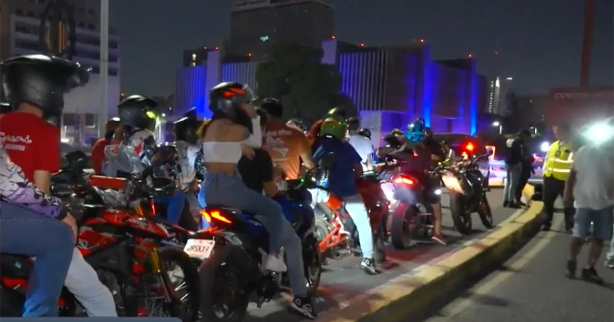 Autoridades de Monterrey aseguran 60 motocicletas en un operativo contra rodadas ilegales de bikers en el centro de la ciudad.
