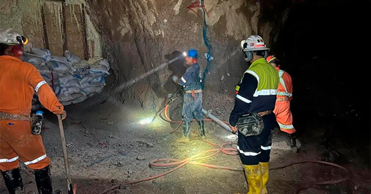 Ante la inestabilidad estructural del terreno se comenzó a edificar una tapón de concreto para soportar la carga hidráulica de la zona