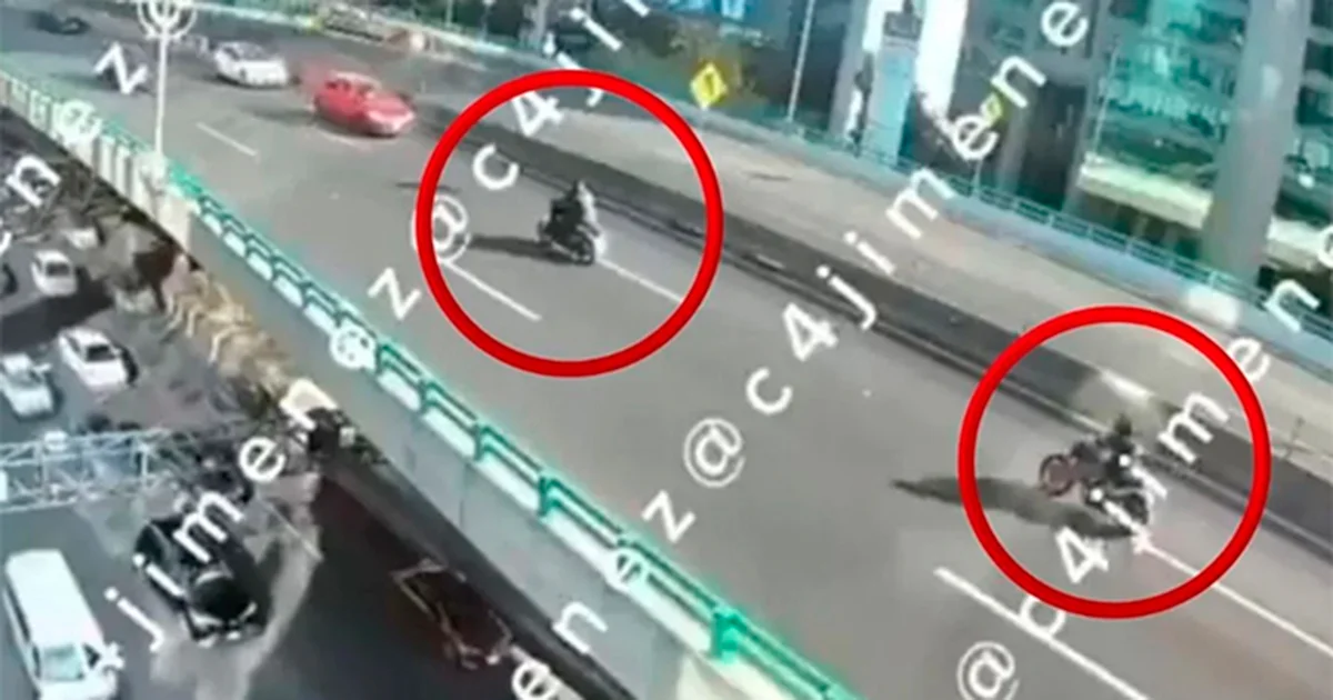 Los cuatro integrantes de una banda especializada en el uso de motocicletas para cometer asaltos fueron detenidos por policías capitalinos.