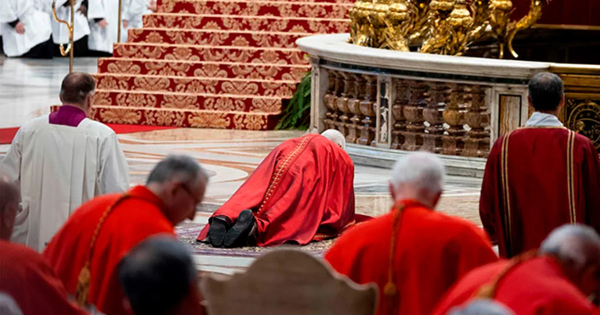 El primero de su pontificado y que ha comenzado siguiendo la tradición de orar tendido en el suelo