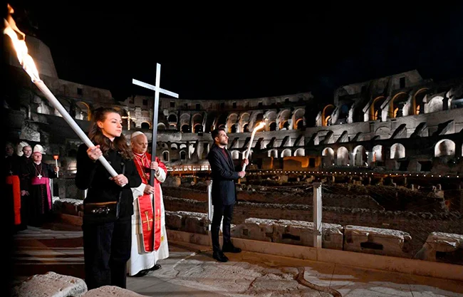 En un hecho sin precedentes recientes, el papa León XIV cargó personalmente la cruz de madera durante las 14 estaciones