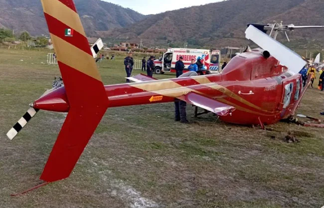 Helicóptero se desploma en festival de Zitácuaro y deja cinco heridos