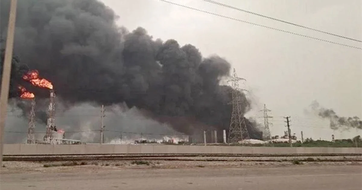 EU e Israel bombarderon cerca de instalación nuclear en Bushehr, lo que causó muerte de un trabajador, y una petroquímica en Mahshahr, Irán