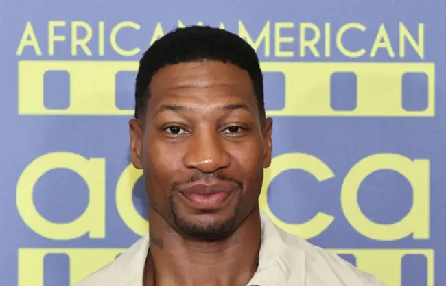 Jonathan Majors sufre caída en set de película de acción; equipo técnico inicia huelga por seguridad