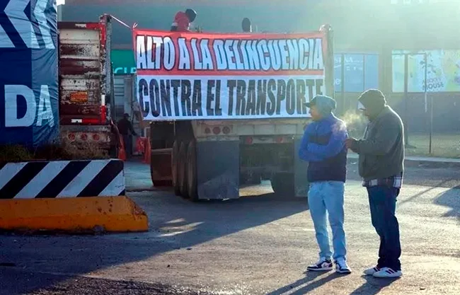 La Asociación Nacional Transportista (ANTAC) exigió al Gobierno Federal la instalación de paradores seguros, vigilancia permanente de la Guardia Nacional, apoyo a las familias de los operadores asesinados y modernización de las casetas de peaje