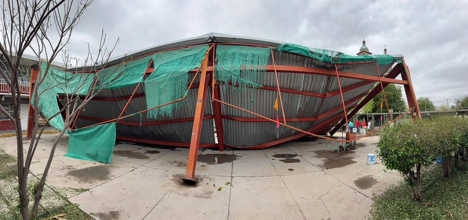 Techumbres colapsan en escuelas laguneras tras tormenta; autoridades verifican daños materiales sin lesionados.