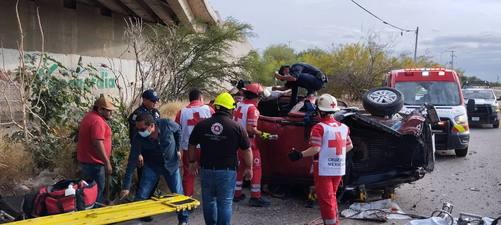 Joven de Míchigan queda atrapado tras caída de camioneta desde puente en Torreón. Rescate complejo de bomberos y Cruz Roja.