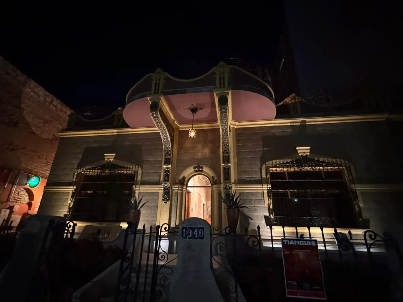 Recorre en tranvía las casonas históricas de Torreón en un tour nocturno que revive la arquitectura y memoria de la ciudad. Una experiencia cultural única.