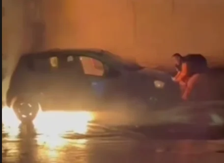 Taxista muere electrocutado en Torreón tras contacto con cable de alta tensión durante fuertes vientos. El vehículo se incendió tras el accidente.