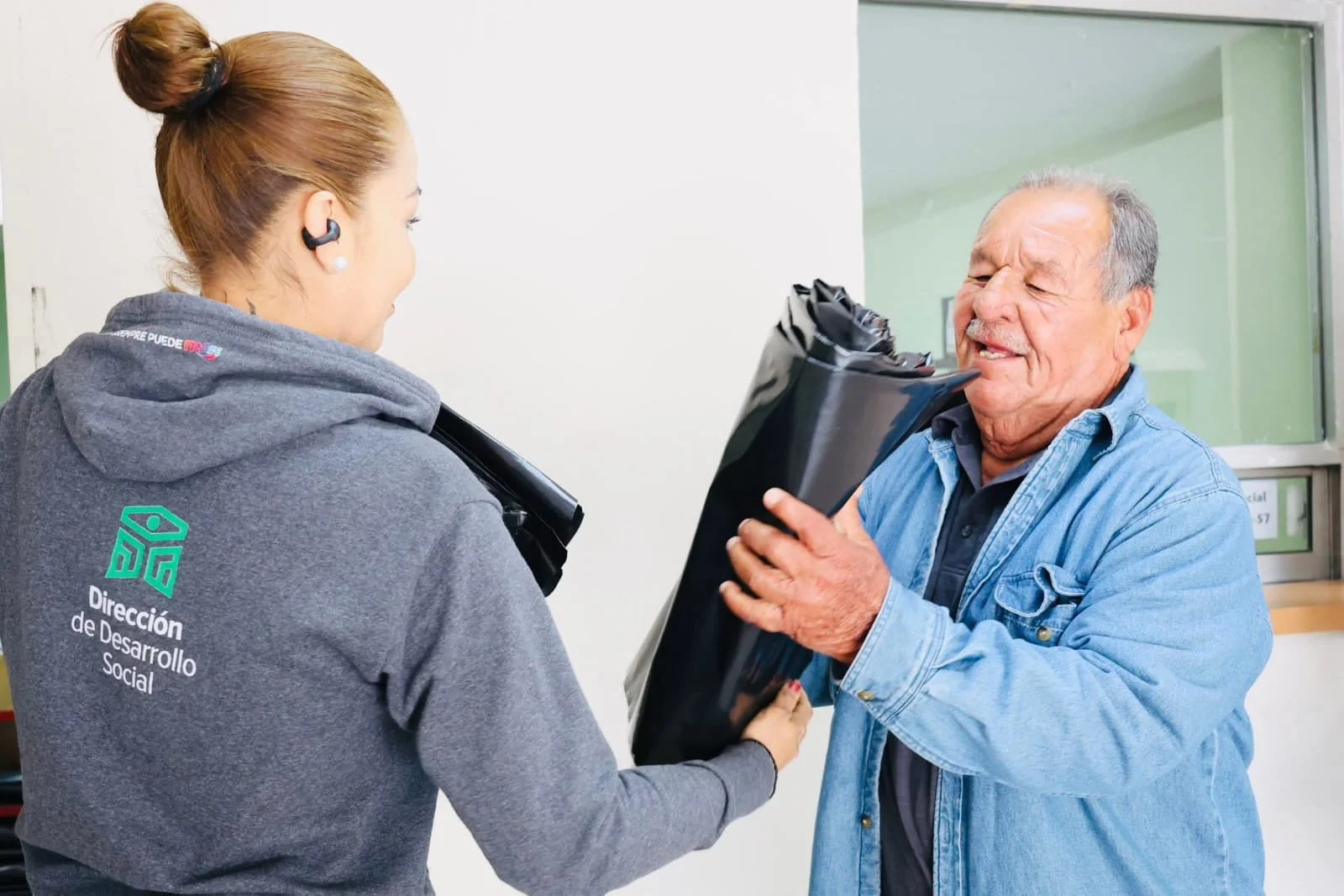 Torreón entrega material impermeable a familias vulnerables para proteger sus viviendas ante las lluvias pronosticadas en la región.
