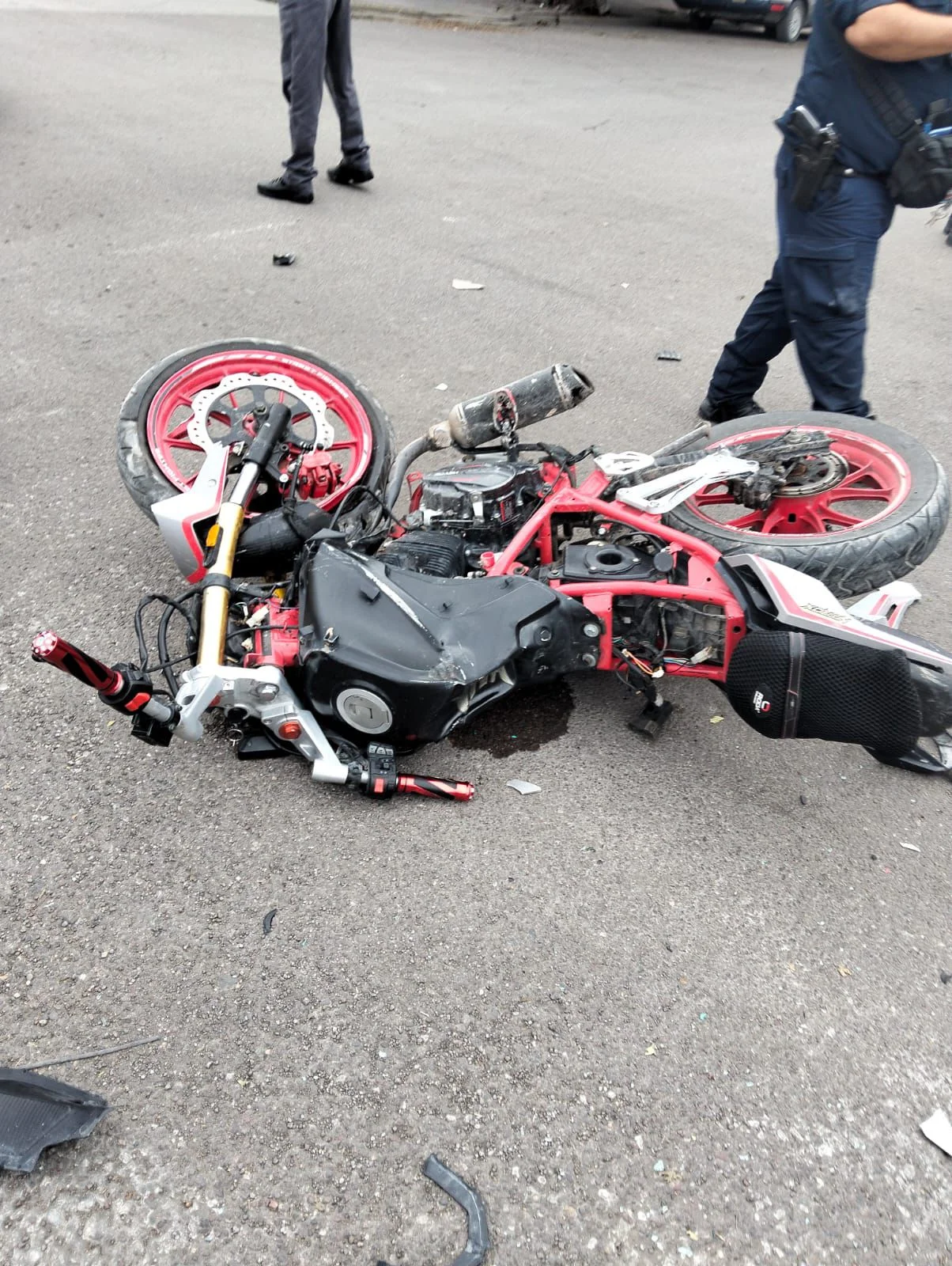 Joven muere y otro queda grave tras choque de moto contra camioneta en Gómez Palacio; conductor huyó del lugar.