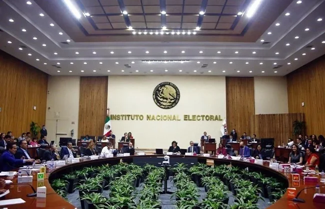 369 aspirantes cumplieron requisitos y presentan examen; entre ellos, cinco perfiles del IEC, incluyendo al presidente provisional y dos consejeras en funciones.