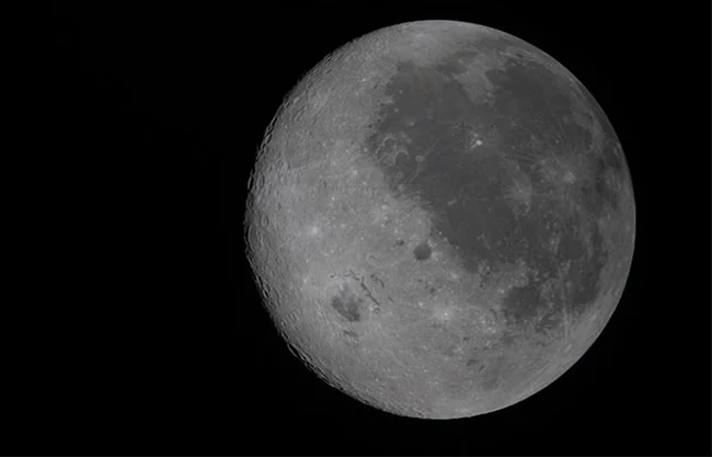 Artemis II nombra cráter en honor a la fallecida esposa de su comandante