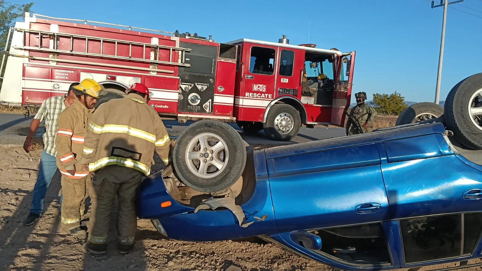 Accidente vial en Matamoros, Coahuila: un auto volcó dejando un herido grave. Cuerpos de rescate acudieron al lugar para brindar asistencia.