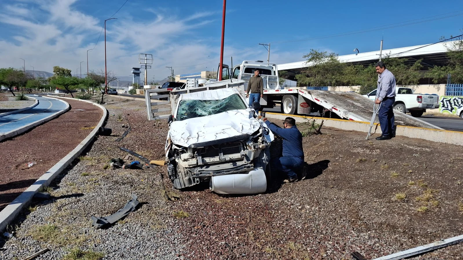 Camioneta de reparto de lácteos Chilchota volcó en el Libramiento Periférico de Lerdo, Durango. El conductor resultó ileso tras perder el control en una curva.