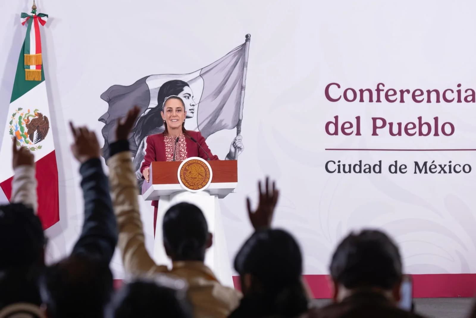 México avanza hacia un sistema de salud universal. Un nuevo decreto permitirá a los ciudadanos atenderse en cualquier hospital público del país, iniciando con credencialización para adultos mayores.