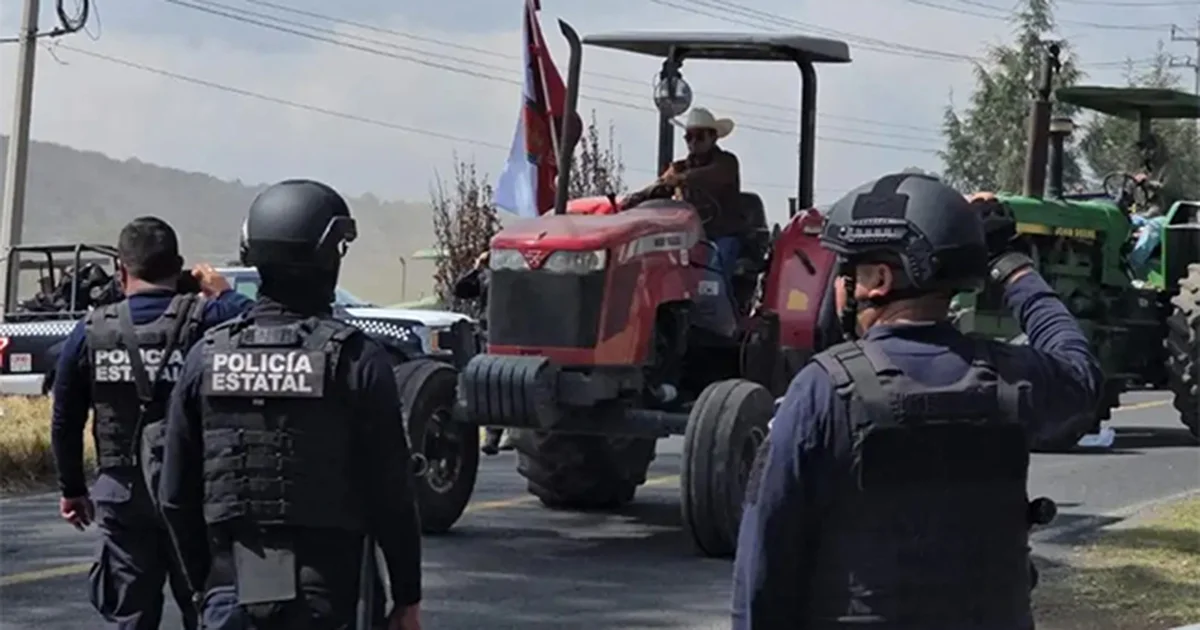 Con gases lacrimógenos, policía de Tlaxcala dispersa paro agrícola y transportista
