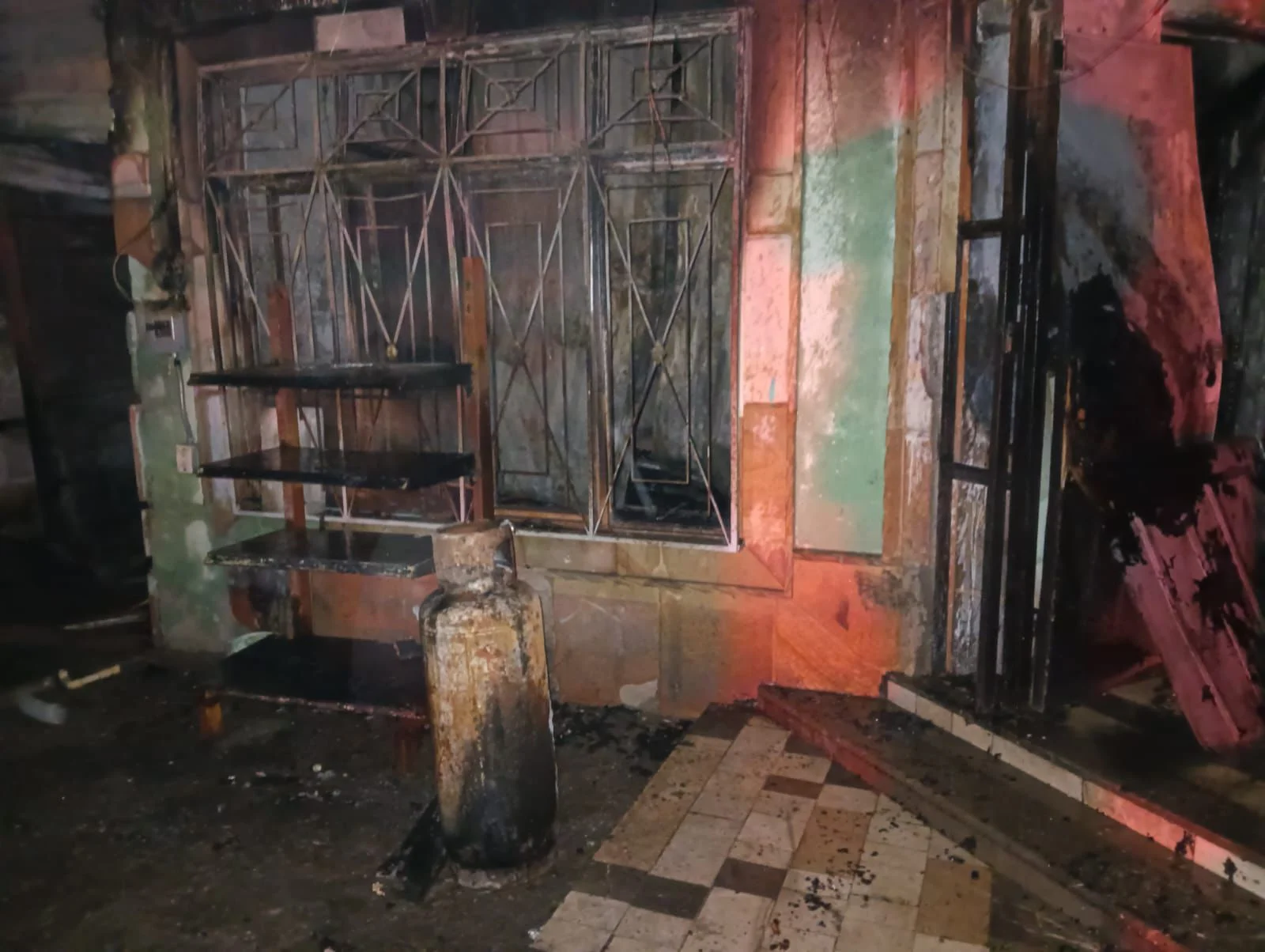 Incendio en ejido La Perla consume cocina y habitación de vivienda; bomberos logran controlar las llamas sin reporte de víctimas.
