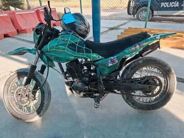 Policía asegura motocicleta con serie alterada, abandonada en parque industrial de Gómez Palacio.