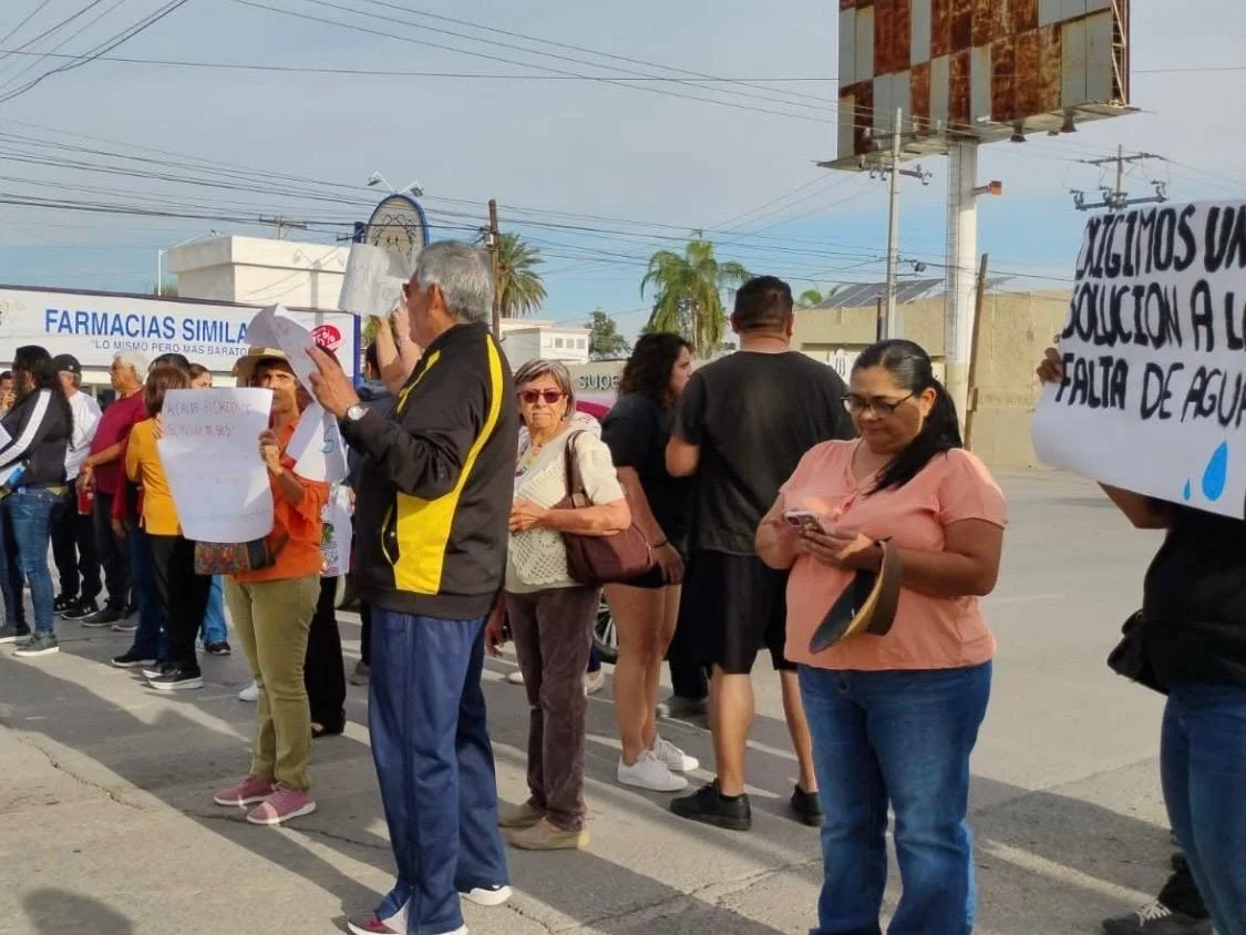 Vecinos bloquean vialidad en Torreón por falta de agua y constantes fallas eléctricas