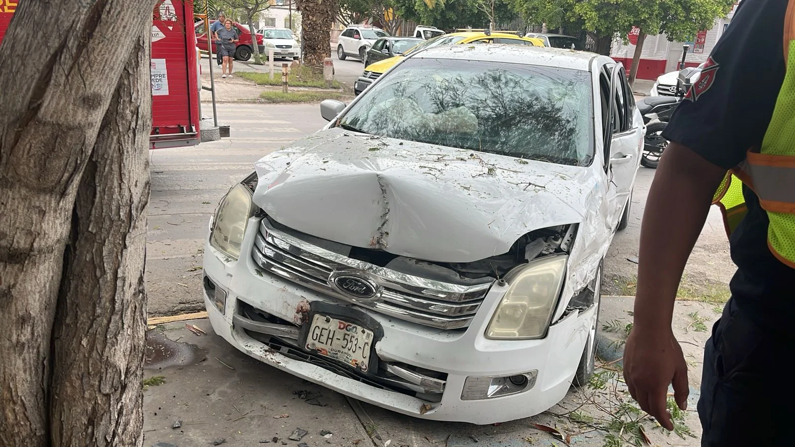 Accidente vial en colonia Centro de Torreón moviliza a cuerpos de emergencia. Dos vehículos involucrados; paramédicos atienden a un pasajero reportado inconsciente.