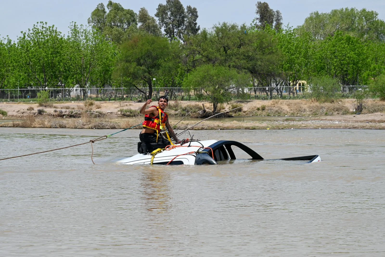 Emergencia en Lerdo: conductor ebrio cae al Río Nazas con su camioneta. Rescatado por Protección Civil y Bomberos, resultó ileso.