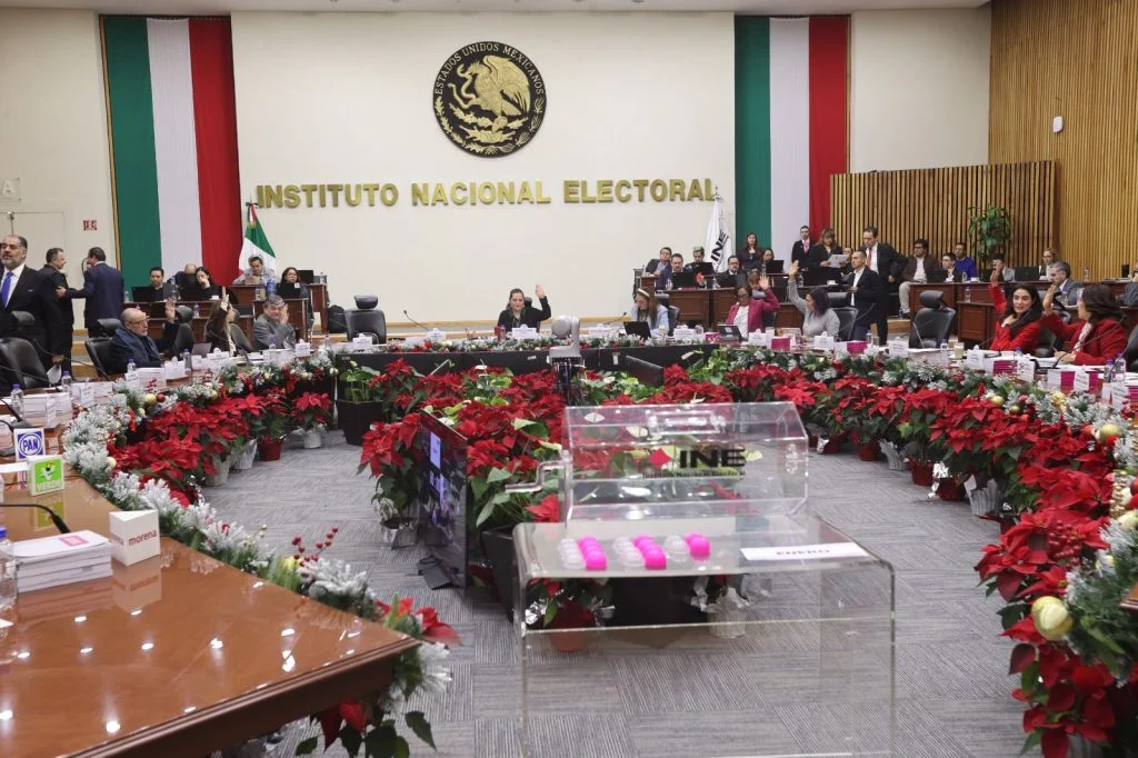 INE ordena retirar promocional de Movimiento Ciudadano por posible calumnia electoral contra Morena.