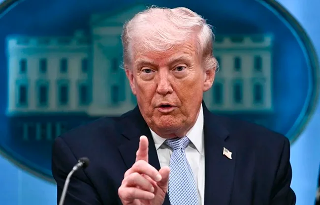 El Presidente Donald Trump lanzó una advertencia a Irán al pedirles que, en caso de hacerlo, dejen de cobrar el paso a buques petroleros en el Estrecho de Ormuz