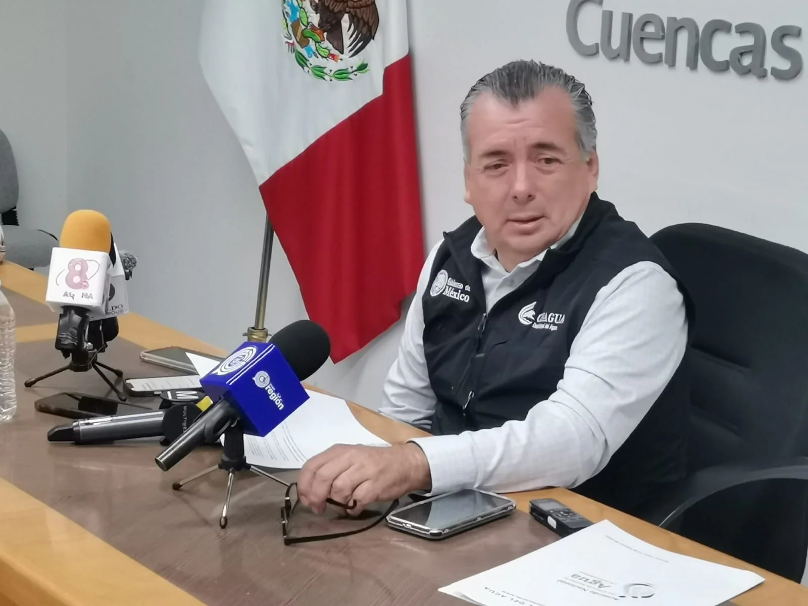 Basura en canales de riego obstruye el flujo de agua en la región Laguna. Autoridades retiran toneladas de residuos y piden colaboración ciudadana para evitar afectaciones al ciclo agrícola.