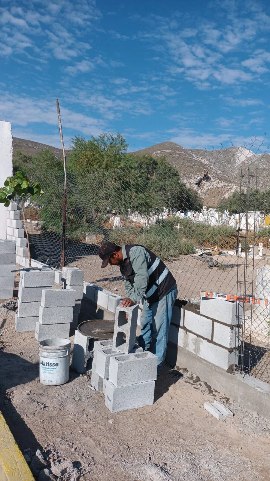 Construyen barda perimetral en panteón municipal para mejorar seguridad y prevenir riesgos como incendios o basura.
