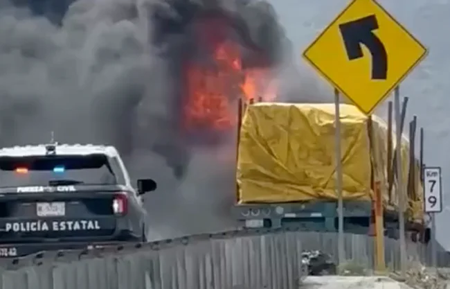 Se incendia cabina de tráiler en la autopista Monterrey - Saltillo
