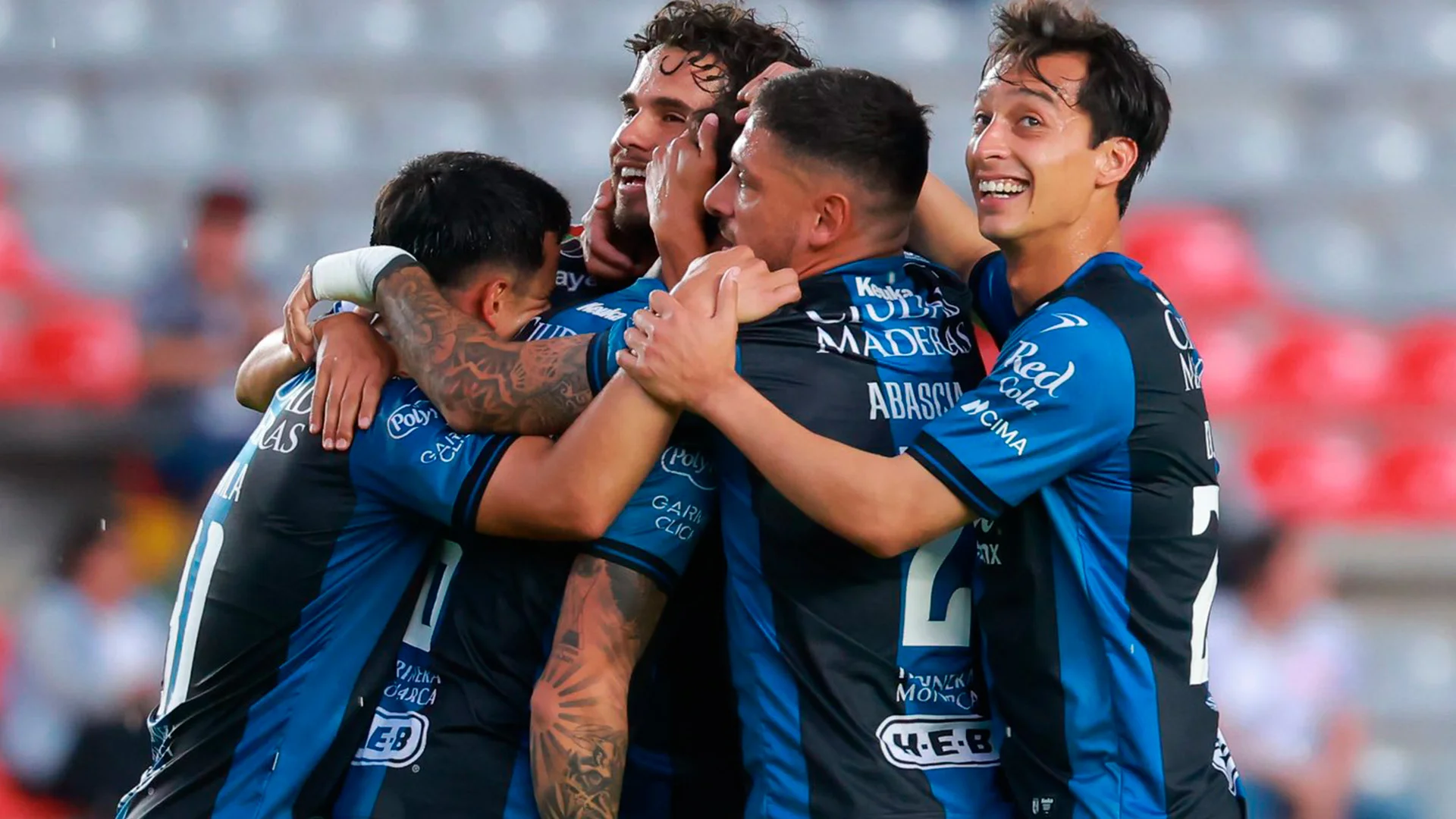Bajo la lluvia, Mateo Coronel brilló con un doblete que marcó la diferencia para 'Gallos'