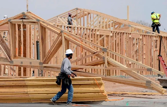 La nueva generación de carpinteros que enfrenta la crisis de vivienda en L.A.