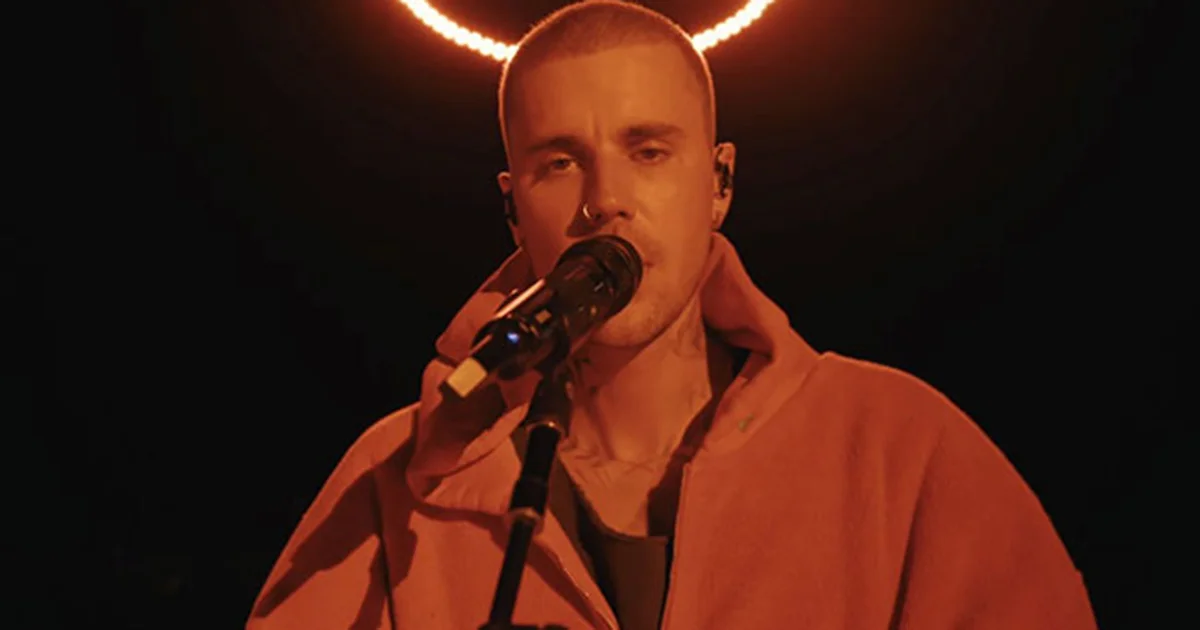 Sobre un escenario minimalista y con una sudadera rosa, el cantante comenzó su concierto de ayer sábado con 'All I Can Take'