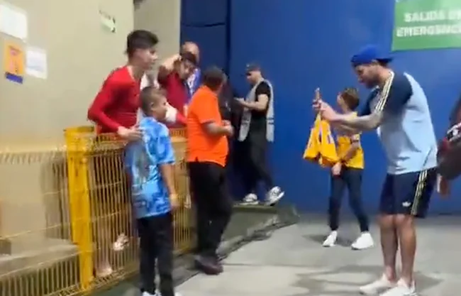 La Hormiga González se toma una foto con el hijo de Gignac
