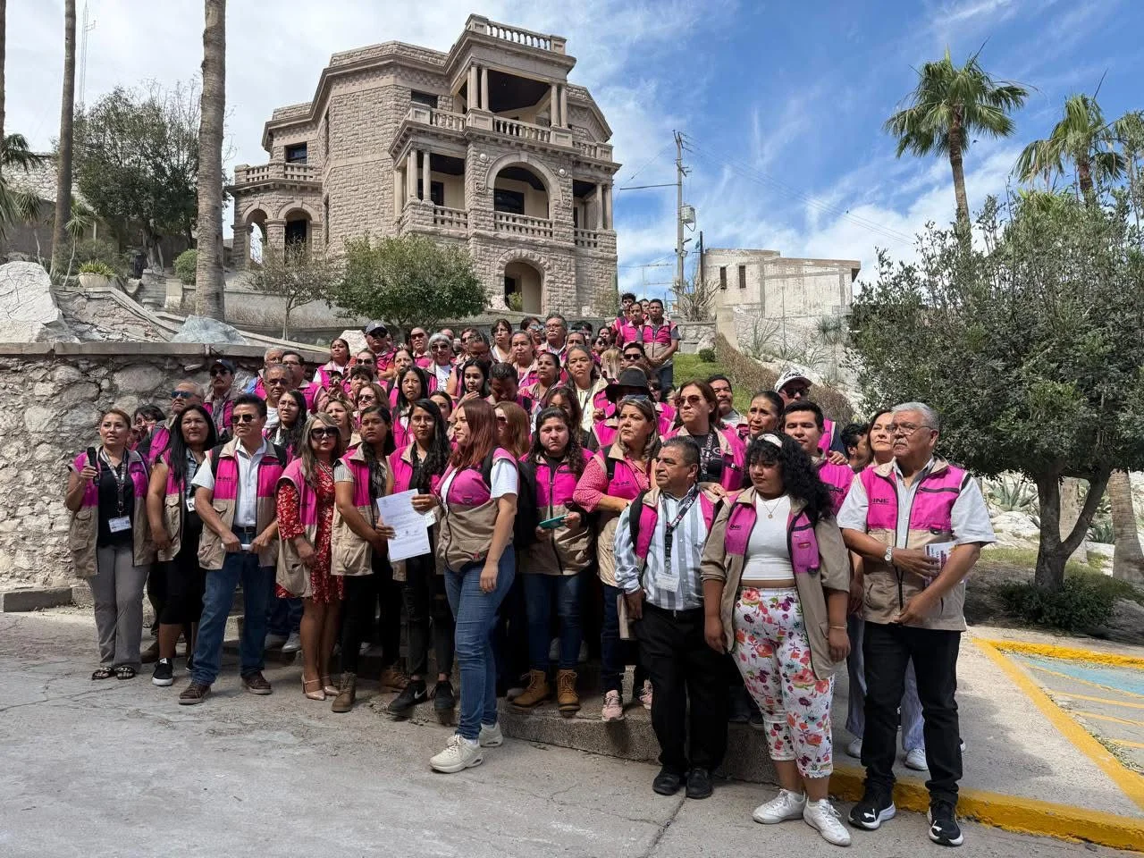INE capacita a funcionarios de casilla en Torreón para garantizar transparencia en la jornada electoral. Participación ciudadana clave para la democracia.