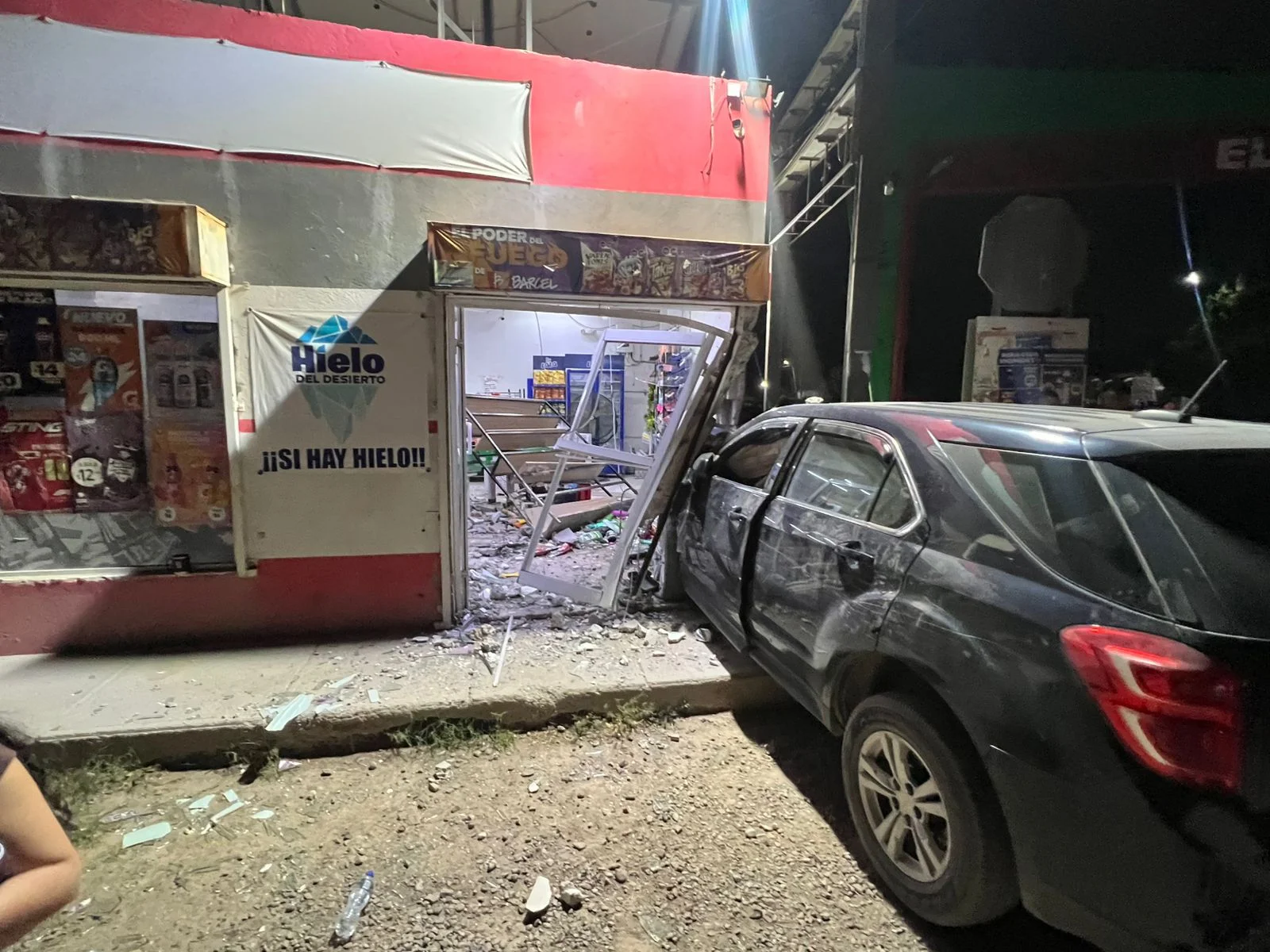 Exceso de velocidad provoca choque contra comercio en Lerdo, Durango; tres mujeres resultan lesionadas.