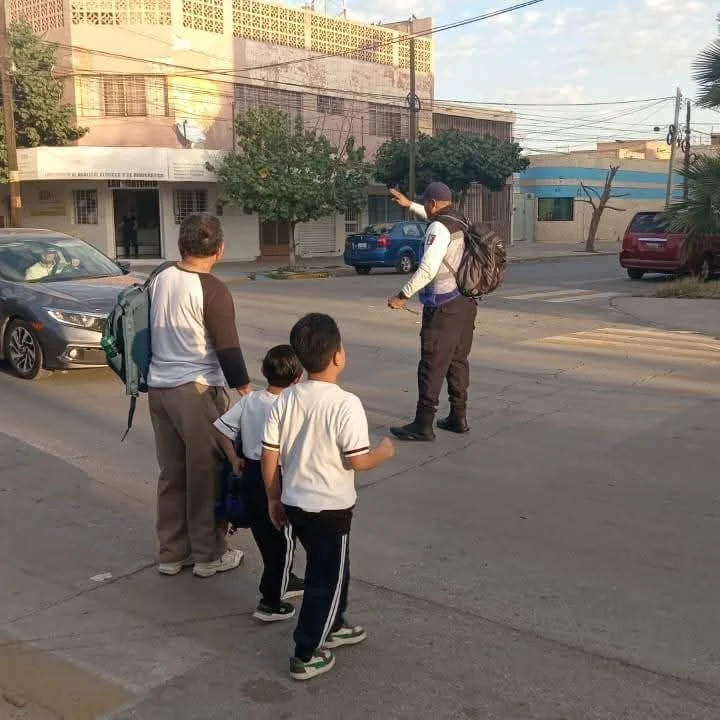 Operativo vial garantiza seguridad en regreso a clases en Torreón. Agentes regulan tráfico en zonas escolares para un cruce peatonal seguro y fluido vehicular.